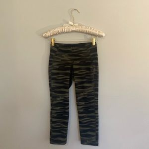 Old navy camo cropped active leggings